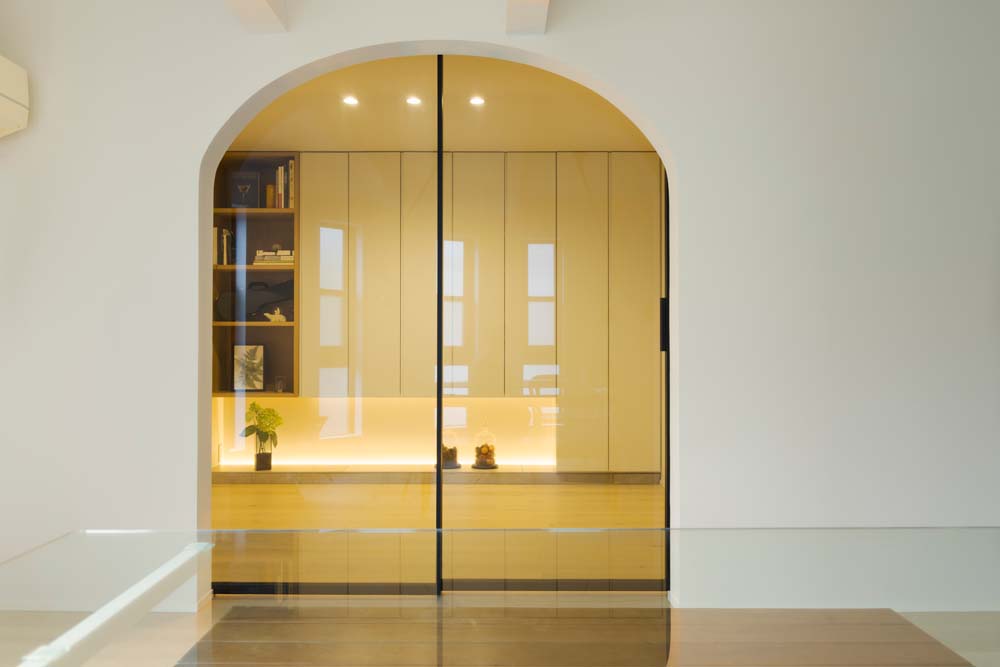 戸建てリノベーション、+Marchitects(プラスエム・アーキテクツ)、アーチ開口、ガラス扉、アール