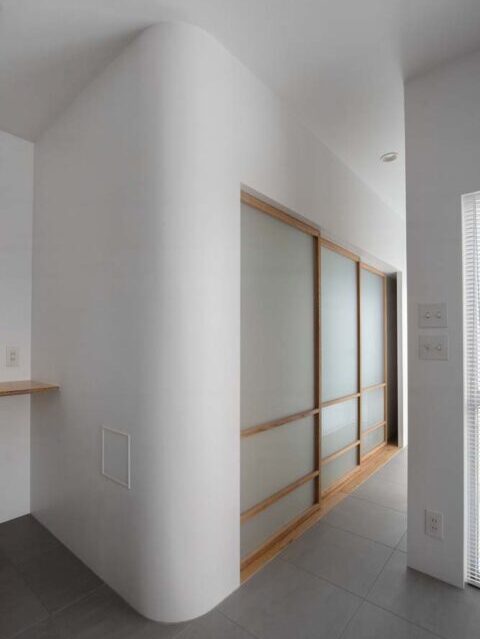 マンションリノベーション、nu(エヌ・ユー)リノベーション、アール壁、造作引き戸、和モダン