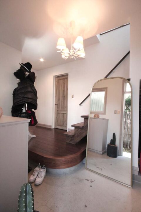 戸建てリノベーション、アズ建設、アール框、シャンデリア、大型ミラー