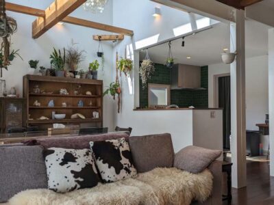 「アズ建設」の戸建リノベーション事例「2階の床を抜いてリビングを吹き抜けに。既存の柱や梁と調和するヴィンテージスタイル戸建てリノベーション」