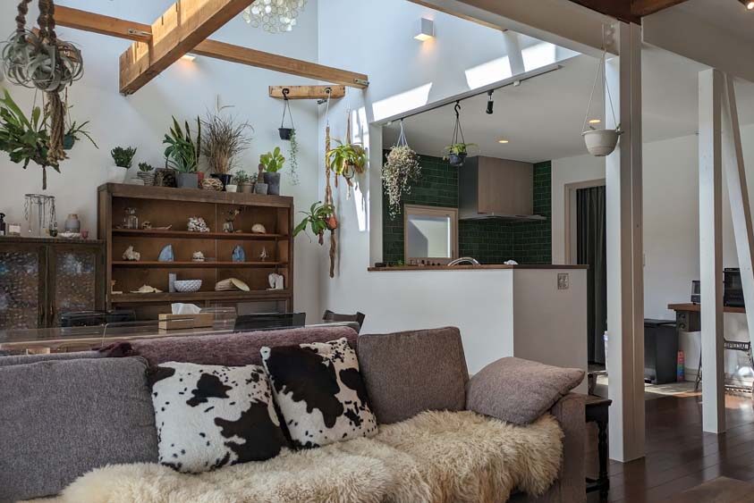 リノベーション事例「2階の床を抜いてリビングを吹き抜けに。既存の柱や梁と調和するヴィンテージスタイル戸建てリノベーション」