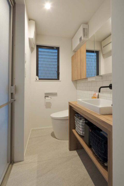 戸建てリノベーション、+Marchitects(プラスエム・アーキテクツ)、トイレ一体洗面室、オープン収納、造作洗面台