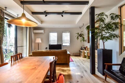 戸建てリノベーション、フィールドガレージ(FIELDGARAGE)、見せ梁、自然素材、ペンダント照明