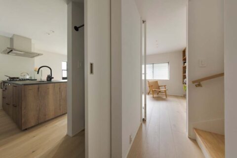 戸建てリノベーション、+Marchitects(プラスエム・アーキテクツ)、回遊動線、家事動線、キッチン中心