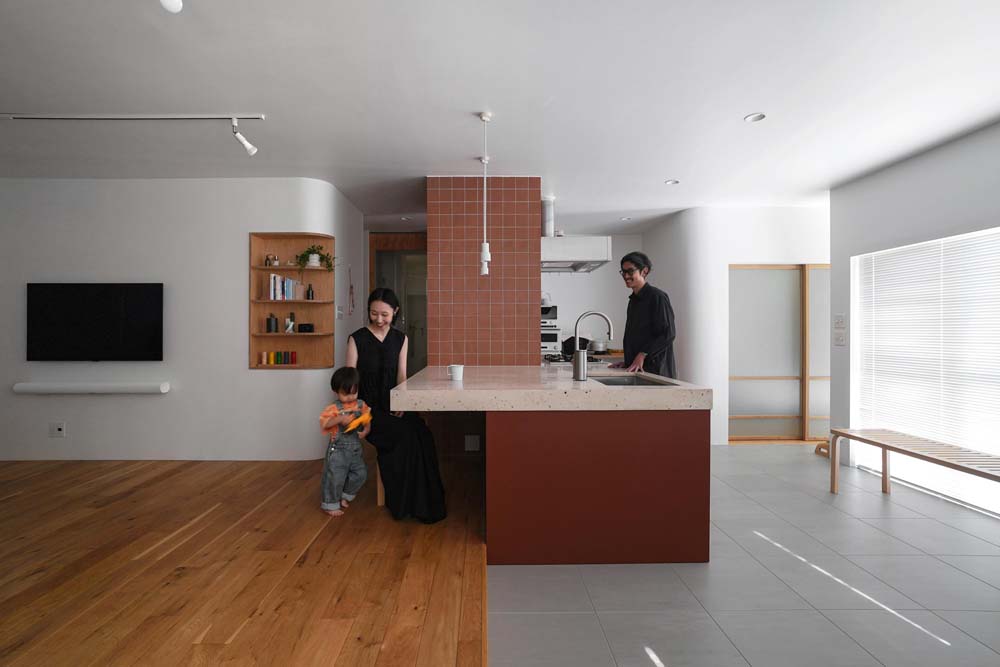 リノベーション事例「テラコッタ色のアイランドキッチンを主役に。家づくりのストーリーを感じさせるリノベーションプラン」