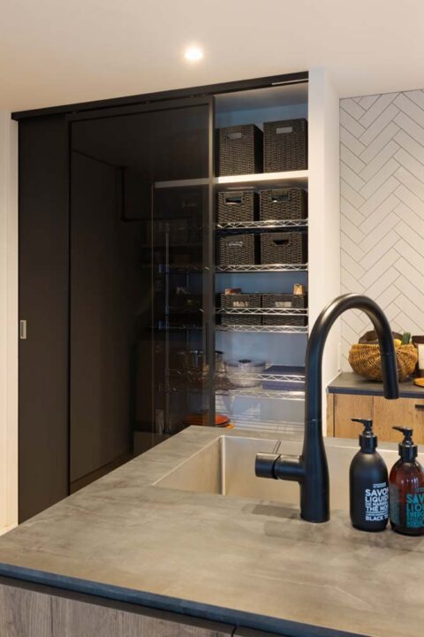 戸建てリノベーション、+Marchitects(プラスエム・アーキテクツ)、キッチン収納、パントリー、タイル壁