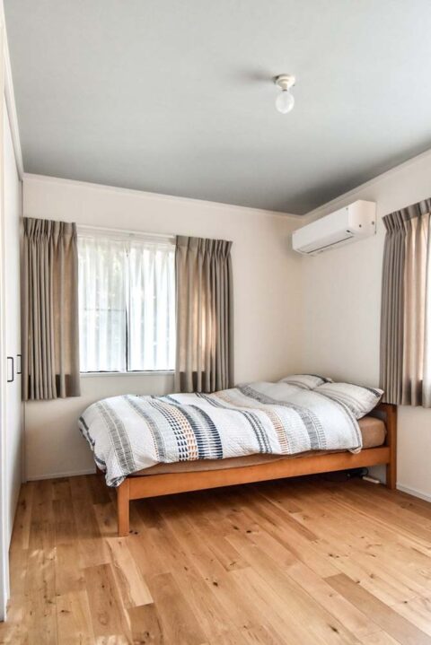 戸建てリノベーション、フィールドガレージ(FIELDGARAGE)、アクセントクロス、主寝室、自然素材