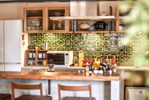 戸建てリノベーション、フィールドガレージ(FIELDGARAGE)、タイル壁、キッチン収納、見せる収納