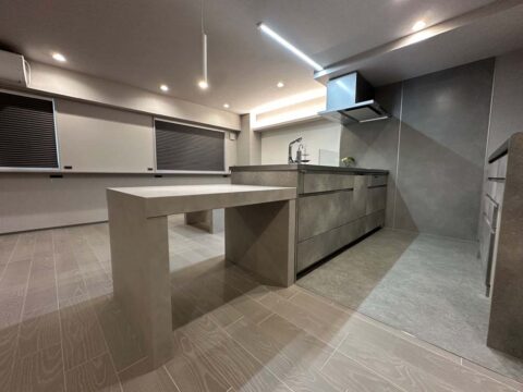 マンションリノベーション、リノベーション東京、対面キッチン、ライン照明、グレー