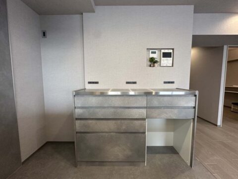 マンションリノベーション、リノベーション東京、キッチンカウンター、キッチン収納、家電用コンセント