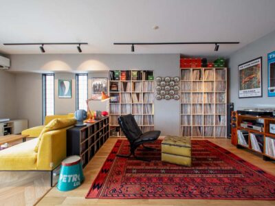 「アートリフォーム」のマンションリノベーション事例「音楽を愛する夫妻のマンションリノベ。壁一面のレコード収納とシアタールームで思いきり楽しめる住まいに」