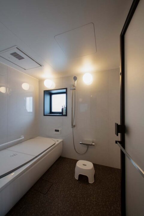 マンションリノベーション、アートリフォーム、浴室換気乾燥機、浴室手すり、ドア外タオル掛け