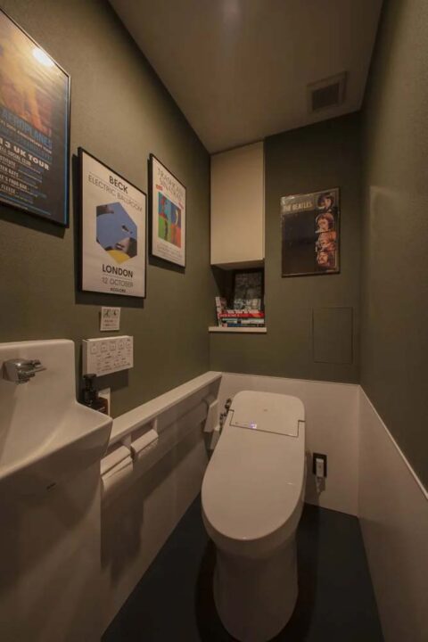 マンションリノベーション、アートリフォーム、腰壁、ポスター、トイレ手洗い