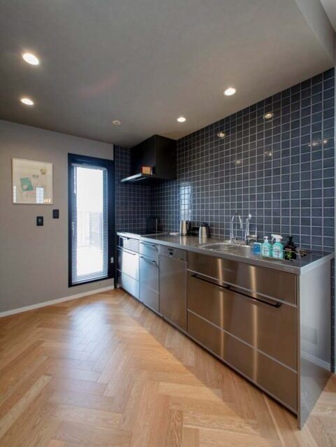 マンションリノベーション、アートリフォーム、ステンレスキッチン、壁付けキッチン、タイル壁