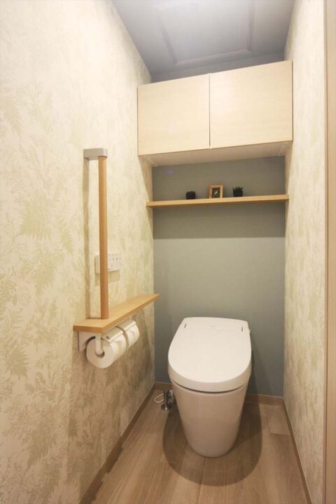 マンションリノベーション、水工房、アクセントウォール、吊戸棚、トイレ手すり