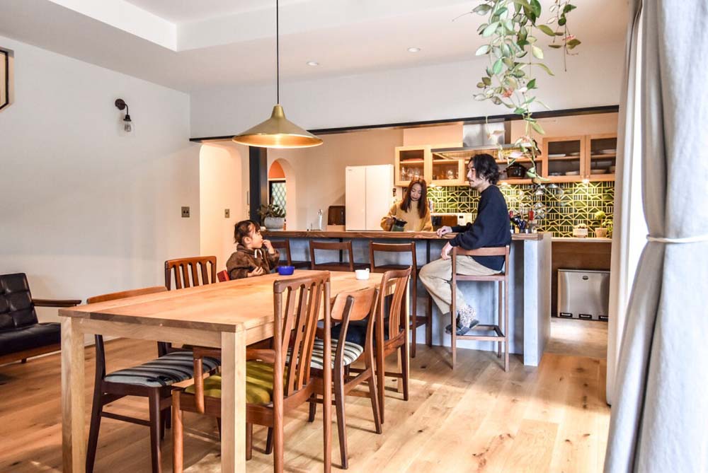 戸建てリノベーション、フィールドガレージ(FIELDGARAGE)、アイランドキッチン、モールテックス、タイル壁