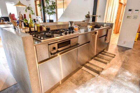 戸建てリノベーション、フィールドガレージ(FIELDGARAGE)、 ステンレスキッチン、清掃性、ガスコンロ