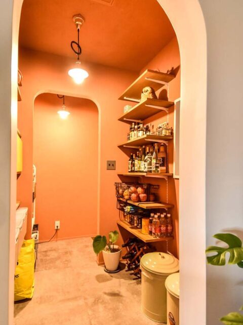 戸建てリノベーション、フィールドガレージ(FIELDGARAGE)、パントリー、カラフル、アーチ開口