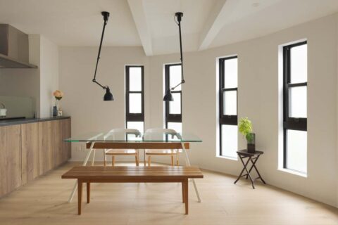 戸建てリノベーション、+Marchitects(プラスエム・アーキテクツ)、アール壁、ダイニング、ペンダント照明