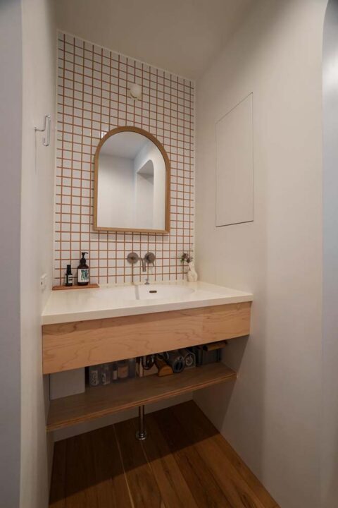 マンションリノベーション、nu(エヌ・ユー)リノベーション、タイル壁、テラコッタ、オープン収納