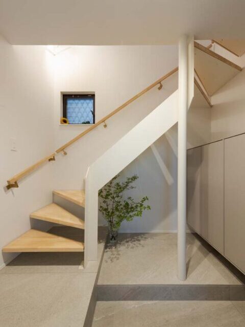 戸建てリノベーション、+Marchitects(プラスエム・アーキテクツ)、スケルトン階段、玄関ホール、階段室