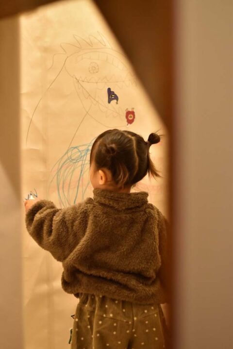 戸建てリノベーション、フィールドガレージ(FIELDGARAGE)、階段下、お絵かきコーナー、収納スペース