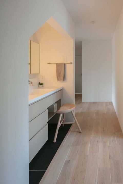 戸建てリノベーション、住工房、階段下活用、洗面コーナー、廊下洗面