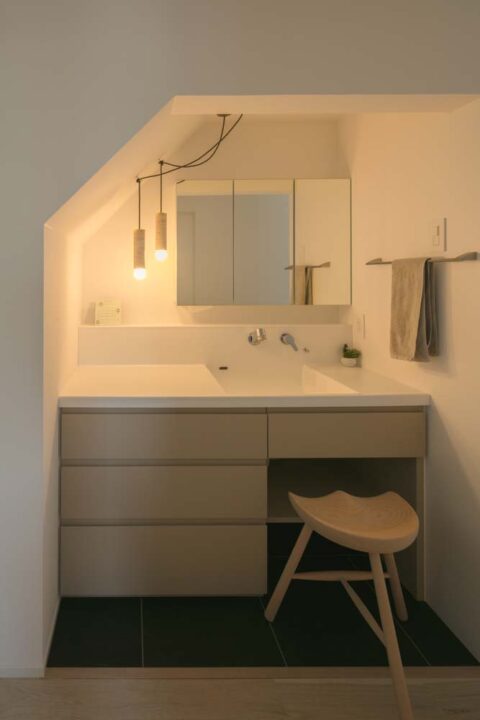 戸建てリノベーション、住工房、三面鏡、メイクコーナー、ペンダント照明