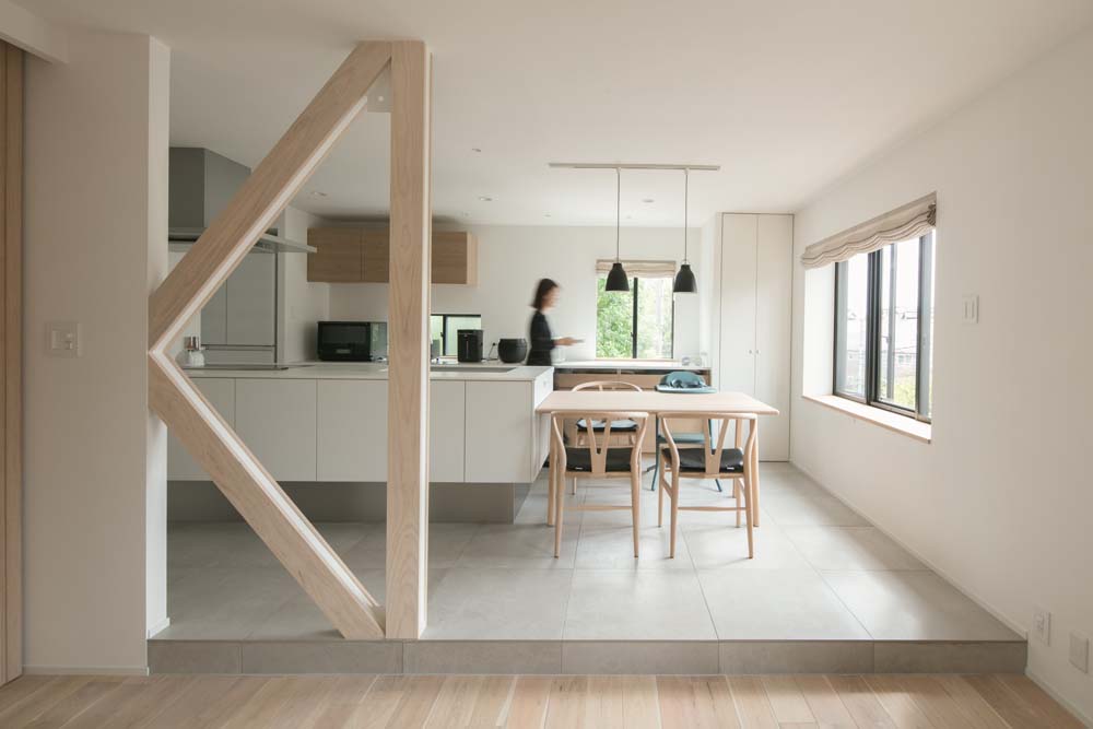 リノベーション事例「子どもの誕生を機に実家をリノベ。クルミ無垢材をメインにした乳白色に包まれる空間」