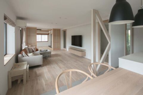 戸建てリノベーション、住工房、筋交い、格子戸、乳白色