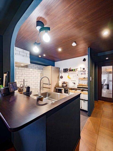 マンションリノベーション、フレッシュハウス、対面キッチン、アール壁、板張り天井
