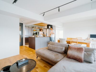 「湘南リフォーム」のリノベーション事例「上質な自然素材をふんだんに。配管経路の工夫で対面キッチンを叶えたメゾネットリノベーション」