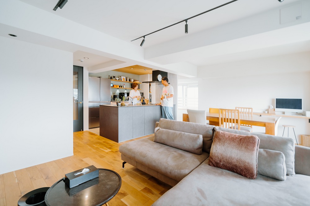 リノベーション事例「上質な自然素材をふんだんに。配管経路の工夫で対面キッチンを叶えたメゾネットリノベーション」