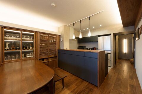 マンションリノベーション、インテリックス空間設計、オープンキッチン、造作家具、ペンダント照明