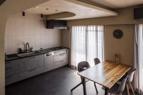 マンションリノベーション、ハコリノベ、黒、ベージュ、オープンキッチン