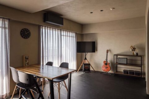 マンションリノベーション、ハコリノベ、黒、塗装壁、テレビスタンド
