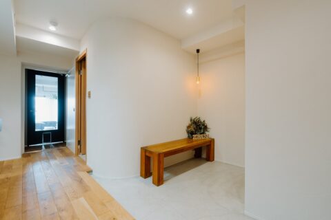 マンションリノベーション、湘南リフォーム、アール壁、ベンチ、ペンダント照明