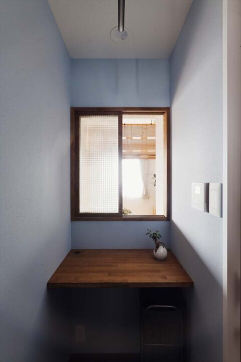 マンションリノベーション　スタイル工房　洗面室　カウンターコーナー　室内窓