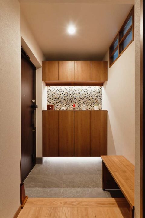 マンションリノベーション　スタイル工房　玄関　モザイクタイル　間接照明