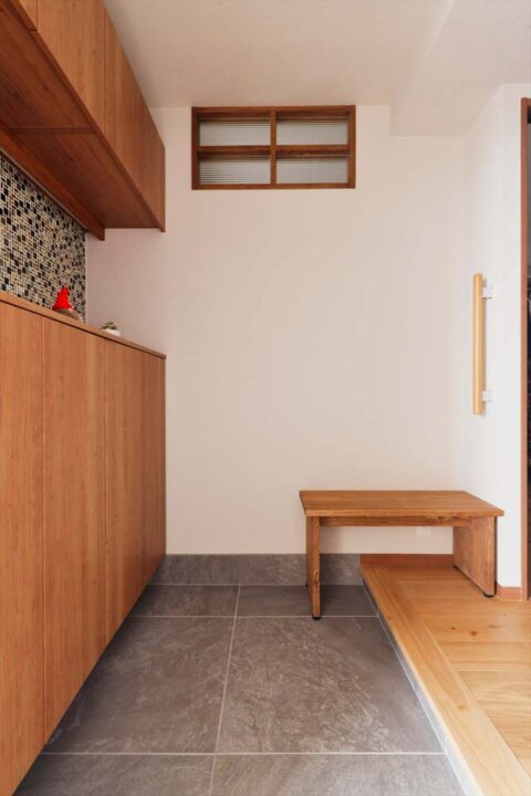 マンションリノベーション　スタイル工房　玄関　ベンチ　室内窓