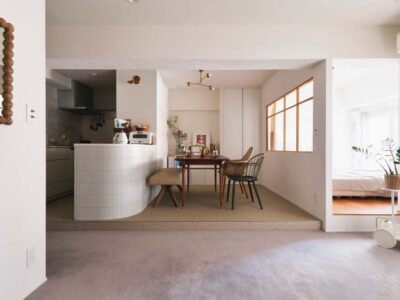 「リノベのトレンド」の「段差と素材でゾーニング、住みながらリノベ、オープン間仕切り…2025年10月の注目リノベアイデア3選」