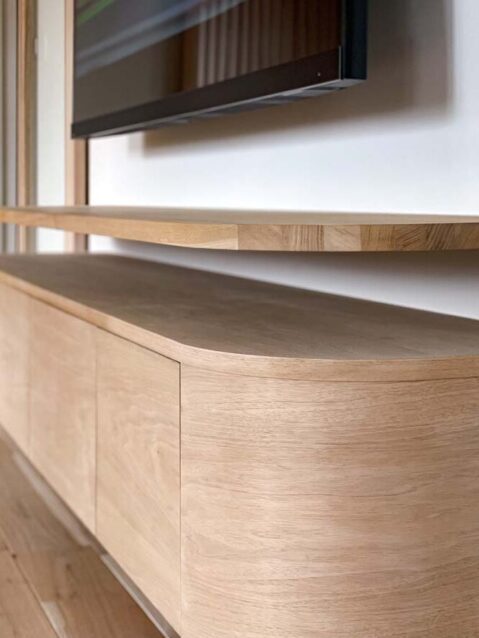 戸建てリノベーション、住工房、造作家具、テレビ台、アールデザイン