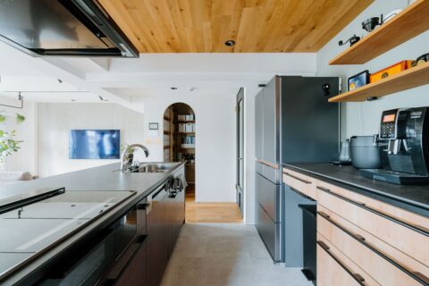 マンションリノベーション、湘南リフォーム、キッチン収納、アーチ開口、無垢羽目板
