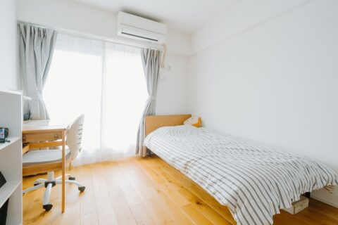 マンションリノベーション、湘南リフォーム、子ども部屋、勉強机、シングルベッド