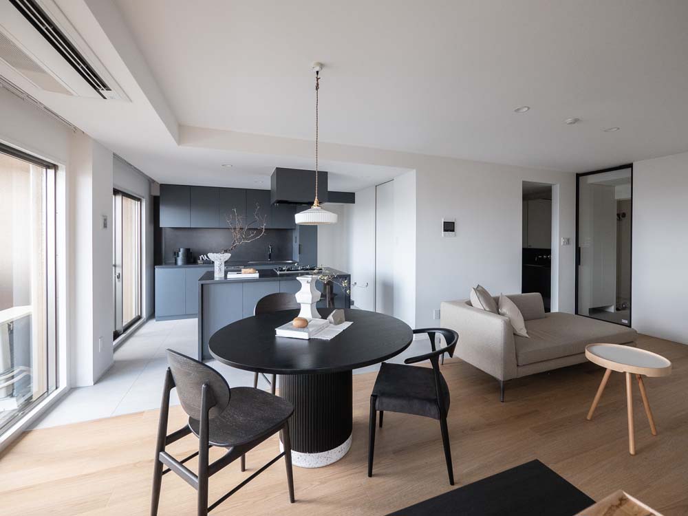 リノベーション事例「梁や柱を空間に溶け込ませたノイズレスな住まい。自然光に安らぐ回遊式リノベプラン」