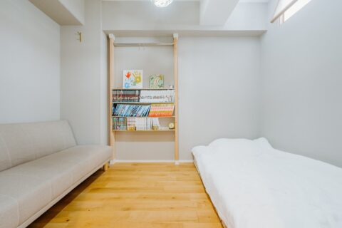 マンションリノベーション、湘南リフォーム、寝室、本棚、ソファベッド