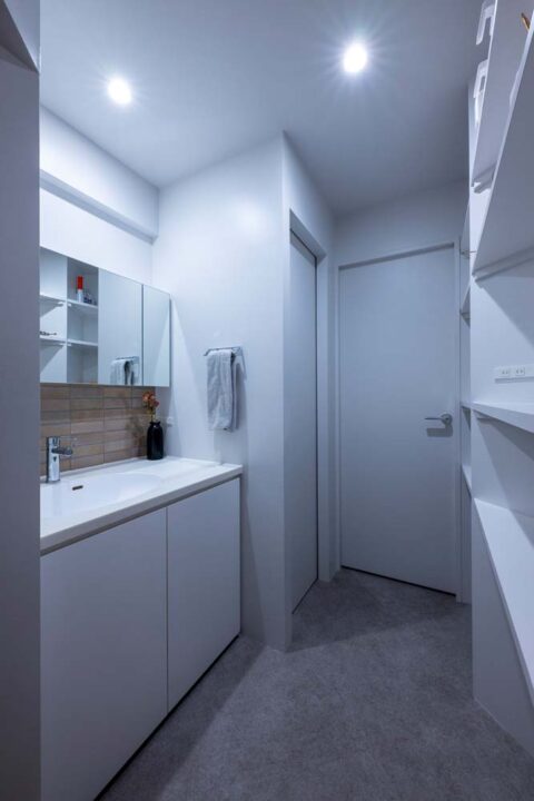 マンションリノベーション、H2DO一級建築士事務所、洗面コーナー、白、脱衣室分離