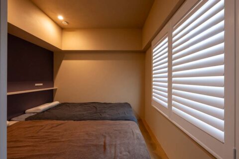 マンションリノベーション、H2DO一級建築士事務所、ベッドルーム、間接照明、ブラインド