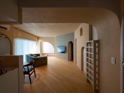 「H2DO一級建築士事務所」のマンションリノベーション事例「外観とシームレスにつながる洞窟のような住まい。45°ラインと雁行配置を活かしたスケルトンリノベーション」