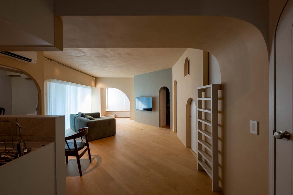 リノベーション事例「外観とシームレスにつながる洞窟のような住まい。45°ラインと雁行配置を活かしたスケルトンリノベーション」